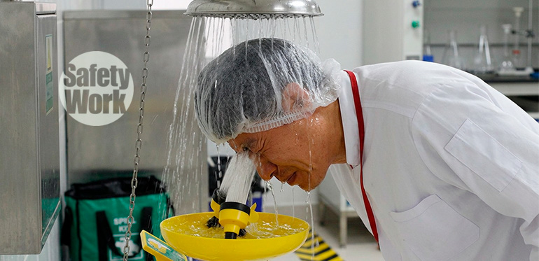 duchas-lavaojos-quimicos-sga-safetywork.jpg
