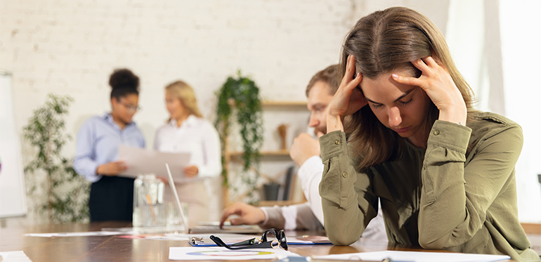 preocupada-estres-safetyworkla-depresiòn-migraña.jpg
